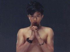 张杰的胸肌照片,肌肉线条分明，胸肌震撼登场